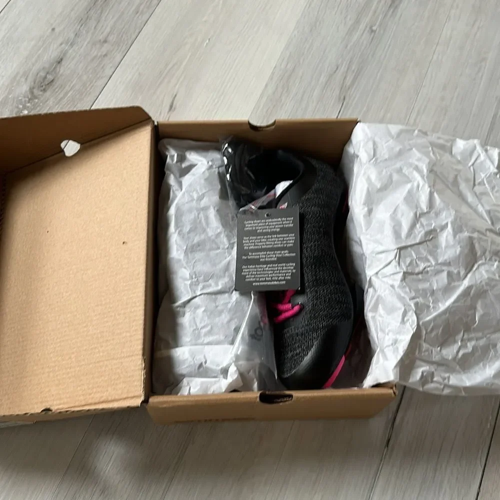 Tommaso Pista Aria‎ Knit cycling shoes Size 8 in Black /pink NWT and in box